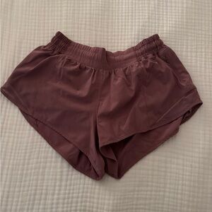 Lululemon hotty hot shorts 2.5 inseam size 6 in a mauve color